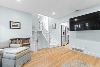 44 Rowena Rd in Newton, MA - Building Photo - Building Photo