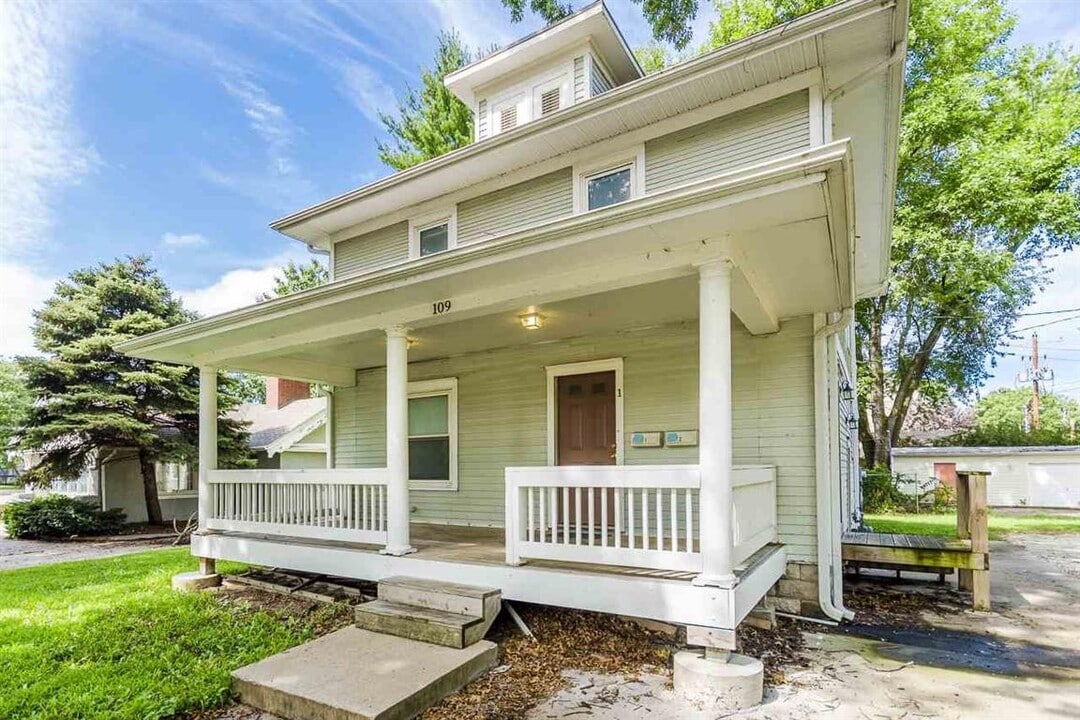 109 N 9th St in Manhattan, KS - Building Photo