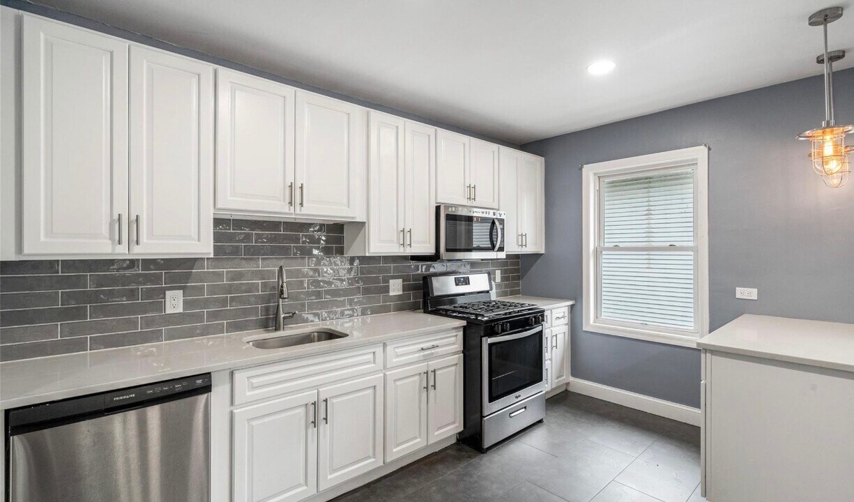 402 Morse Ave in Ridgefield, NJ - Building Photo