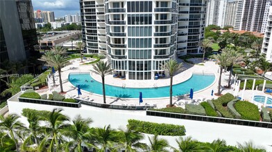 17201 Collins Ave in North Miami Beach, FL - Building Photo - Building Photo