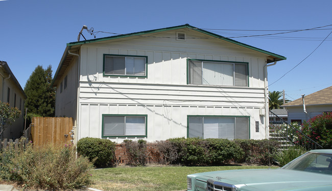 211 Buckley St in Martinez, CA - Foto de edificio - Building Photo