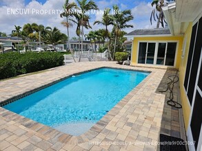 4530 14th Way NE in St. Petersburg, FL - Foto de edificio - Building Photo