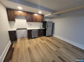 27 Russell Ave, Unit 1 in Edgewater, NJ - Building Photo