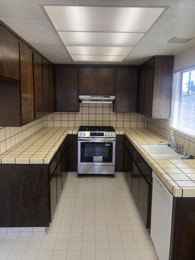 2029 W 182nd St, Unit Duplex in Torrance, CA - Foto de edificio - Building Photo