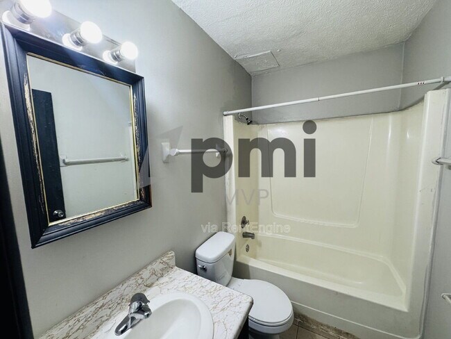 828 Whitethorne Ave in Columbus, OH - Building Photo - Building Photo