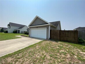 2109 Sir Michael Dr in Hope Mills, NC - Building Photo - Building Photo