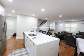 290 Riverside Ave, Unit 2 in Medford, MA - Building Photo - Building Photo