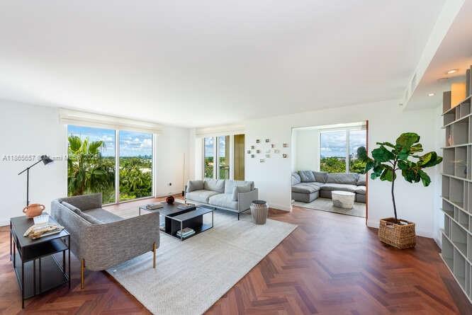 445 Grand Bay Dr in Key Biscayne, FL - Building Photo