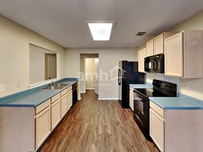9815 Criswell Crk in San Antonio, TX - Foto de edificio - Building Photo