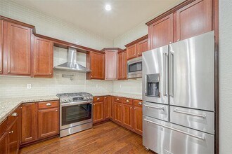 6093 Yale St in Houston, TX - Building Photo - Building Photo