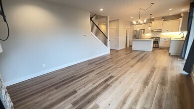 1001 Keystone Loop NE in Keizer, OR - Building Photo - Building Photo