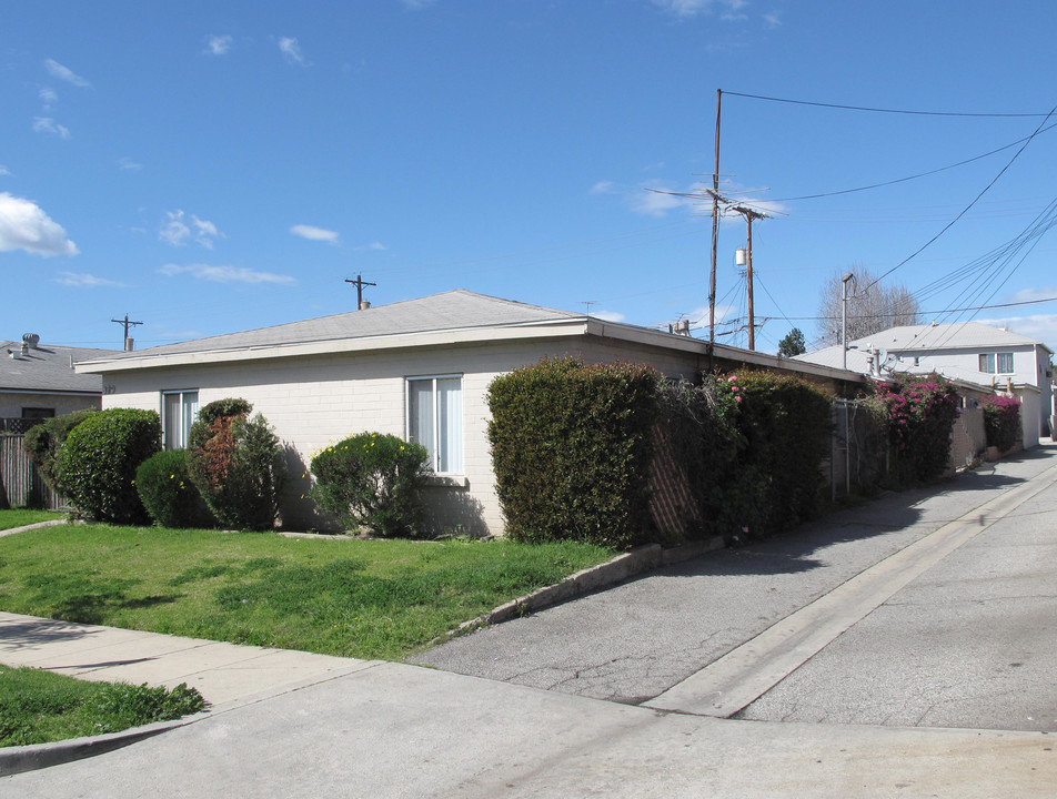 329 E Valencia Ave in Burbank, CA - Building Photo