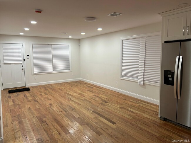 53 Hewlett St in Hempstead, NY - Foto de edificio - Building Photo