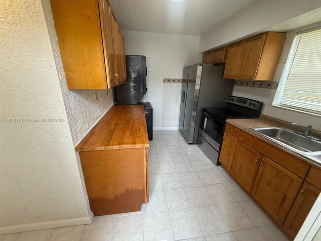815 Foster Rd in Hallandale Beach, FL - Building Photo - Building Photo