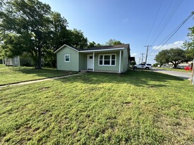 719 E College St in Burkburnett, TX - Building Photo