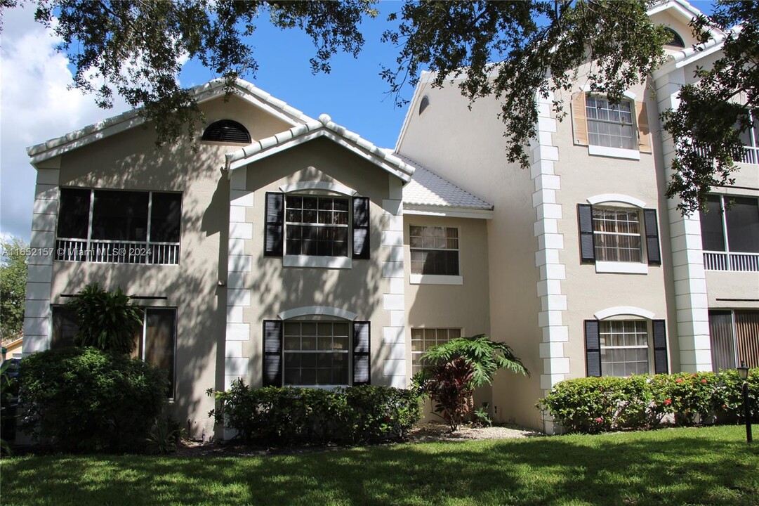 2850 N Oakland Forest Dr in Oakland Park, FL - Building Photo