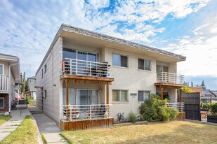 2120 33 Av SW in Calgary, AB - Building Photo