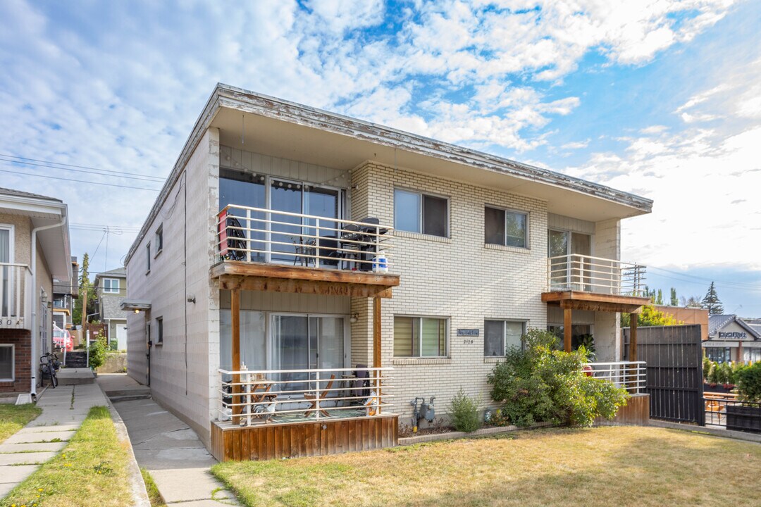 2120 33 Av SW in Calgary, AB - Building Photo