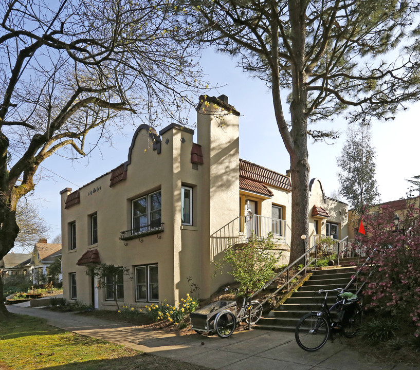 2310 NE 8th Ave in Portland, OR - Building Photo