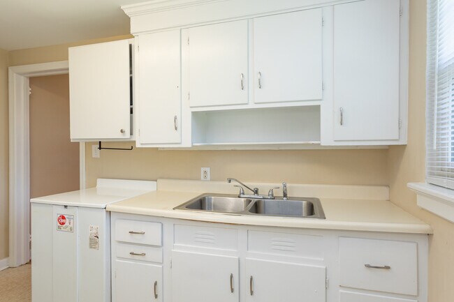 Haymount Historic Apartments in Fayetteville, NC - Building Photo - Interior Photo