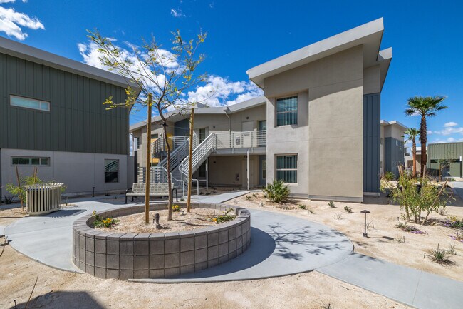 Monarch Apartment Homes in Palm Springs, CA - Foto de edificio - Building Photo