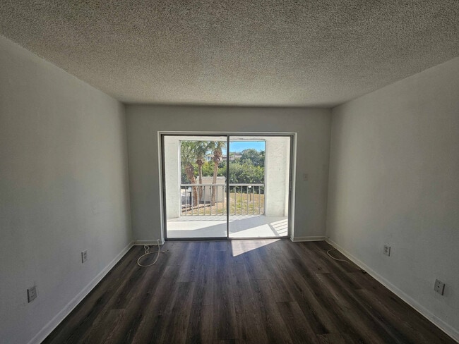 1860 Massachusetts Ave NE, Unit 216 in St. Petersburg, FL - Foto de edificio - Building Photo