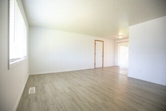 375 Sycamore Ave in Woodburn, OR - Building Photo - Building Photo