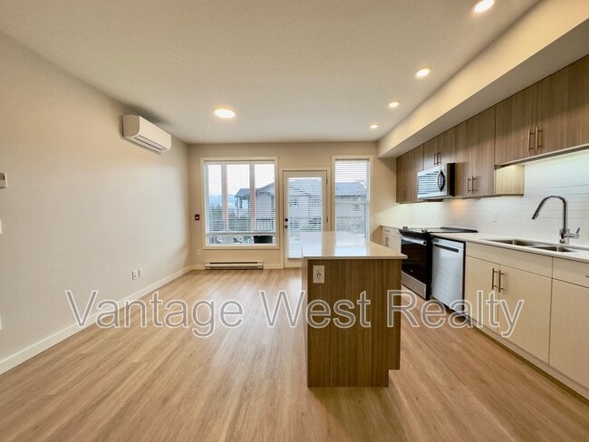 685-685 Boynton Pl in Kelowna, BC - Building Photo - Building Photo