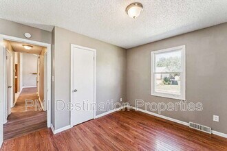 525 NE Karapat Dr in Kansas City, MO - Building Photo - Building Photo