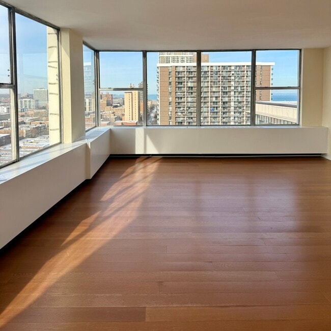 5757 N Sheridan Rd in Chicago, IL - Building Photo - Building Photo