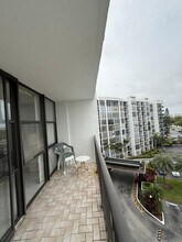 1000 Parkview Dr in Hallandale Beach, FL - Building Photo - Building Photo