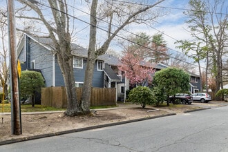 Magnolia Village in Attleboro, MA - Foto de edificio - Building Photo