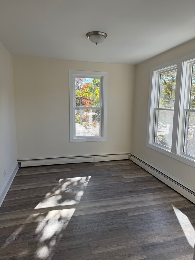 28 Academy St, Unit 30 in Oneonta, NY - Foto de edificio - Building Photo
