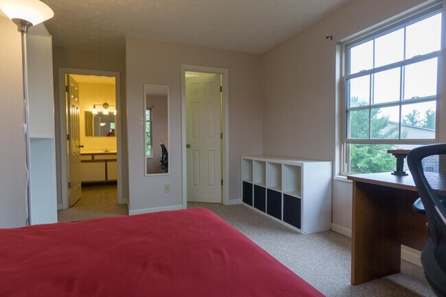 3200 John Hinkle Pl in Bloomington, IN - Building Photo - Building Photo