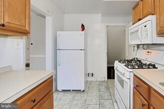 5016 N Carlin Springs Rd in Arlington, VA - Building Photo - Building Photo