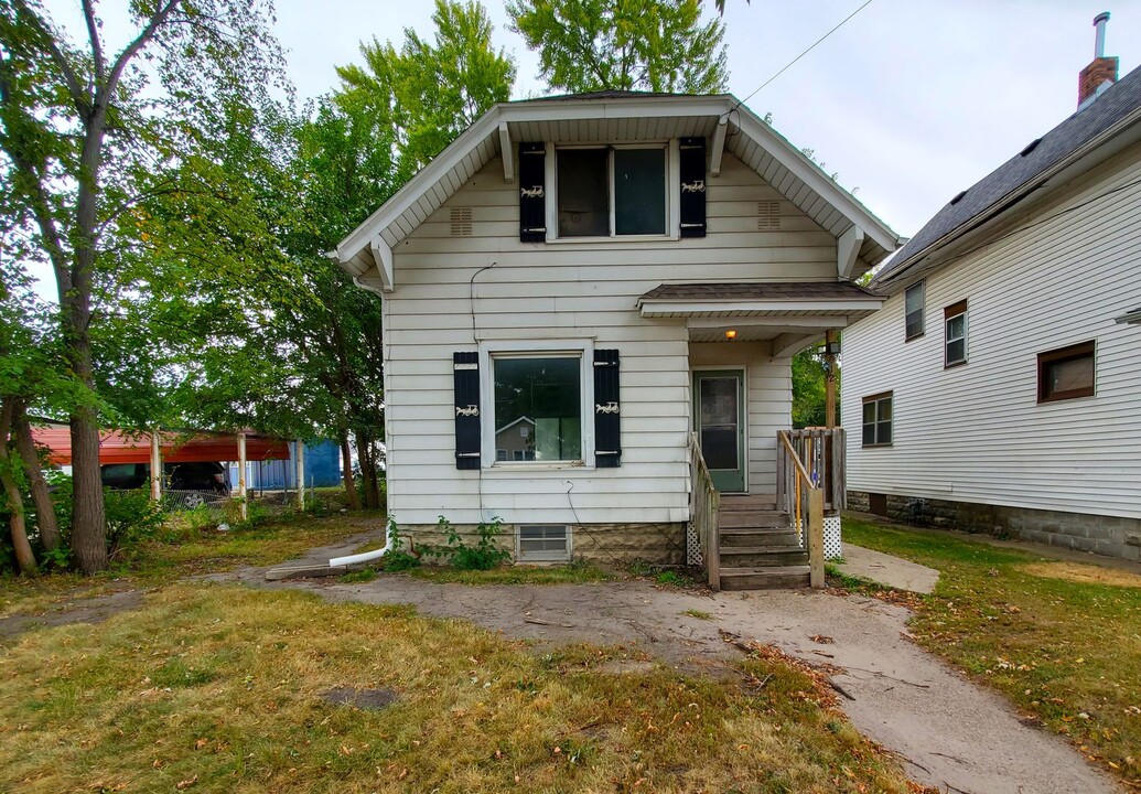 912 Broadway St in Waterloo, IA - Foto de edificio