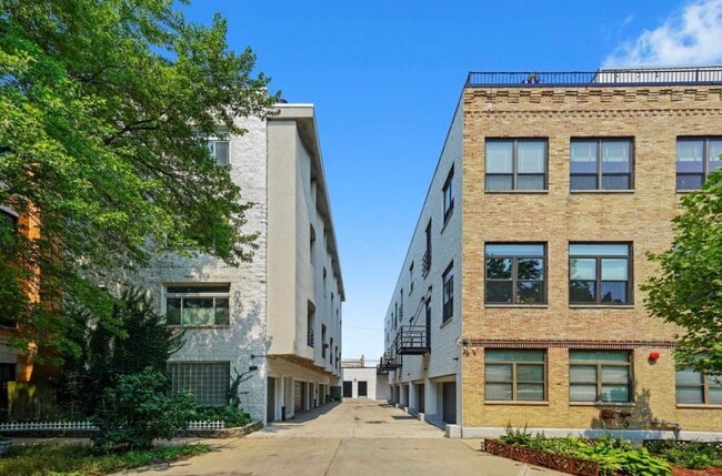 2231 N Lister Ave in Chicago, IL - Building Photo - Building Photo