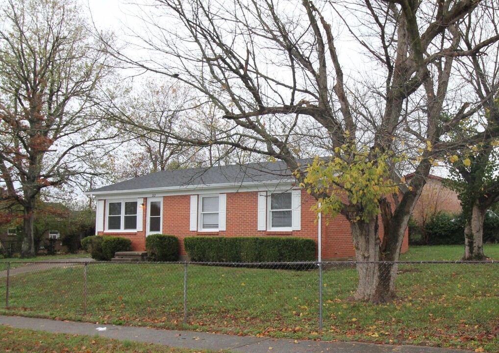 212 Foxwood Dr in Nicholasville, KY - Building Photo