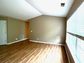1303 N Red Oak Cir in Round Lake Beach, IL - Building Photo - Building Photo