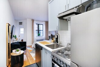 317 W 74th St in New York, NY - Building Photo - Building Photo