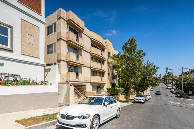 Rochester Hill Condominiums in Los Angeles, CA - Building Photo - Building Photo