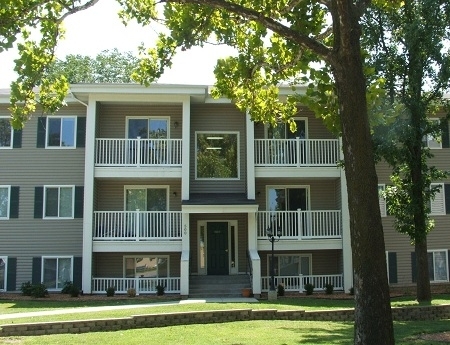 Sycamore Village Apartments in Pittsburg, KS - Building Photo