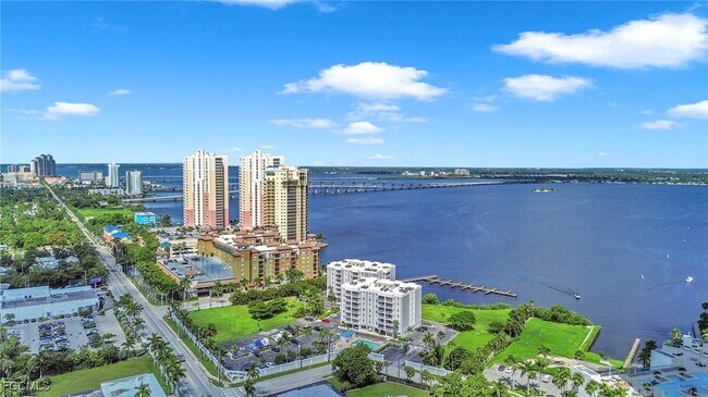 2885 Palm Beach Blvd in Ft. Myers, FL - Building Photo - Building Photo