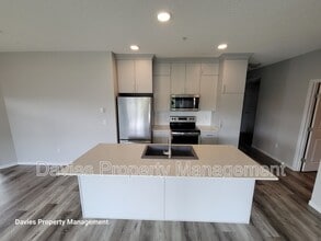 1818 Rutherford Rd SW in Edmonton, AB - Building Photo - Building Photo