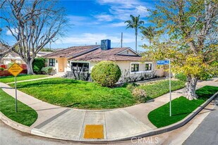 23635 Marylee St in Los Angeles, CA - Building Photo