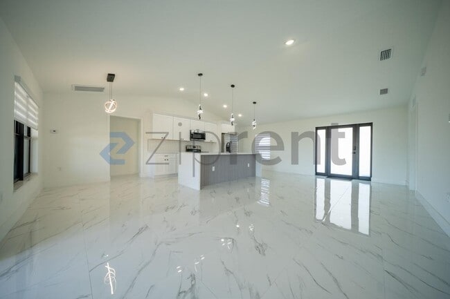 4117 NE 16th Ave in Cape Coral, FL - Building Photo - Building Photo