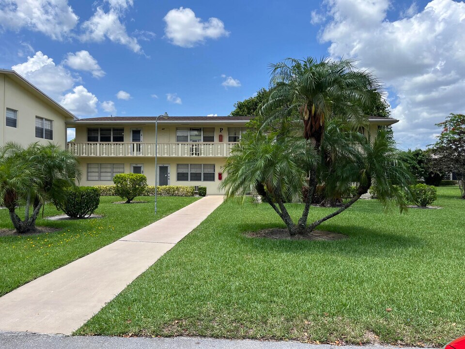 364 Windsor P in West Palm Beach, FL - Building Photo