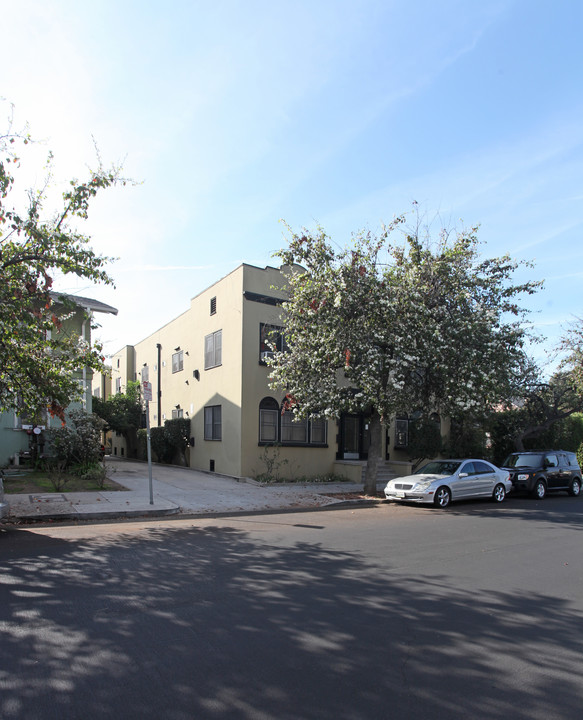 4606 Kingswell Ave in Los Angeles, CA - Building Photo