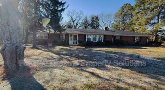 5805 Highlawn Dr in Greensboro, NC - Building Photo