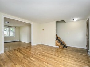 39 Graywood Rd in Port Washington, NY - Building Photo - Building Photo